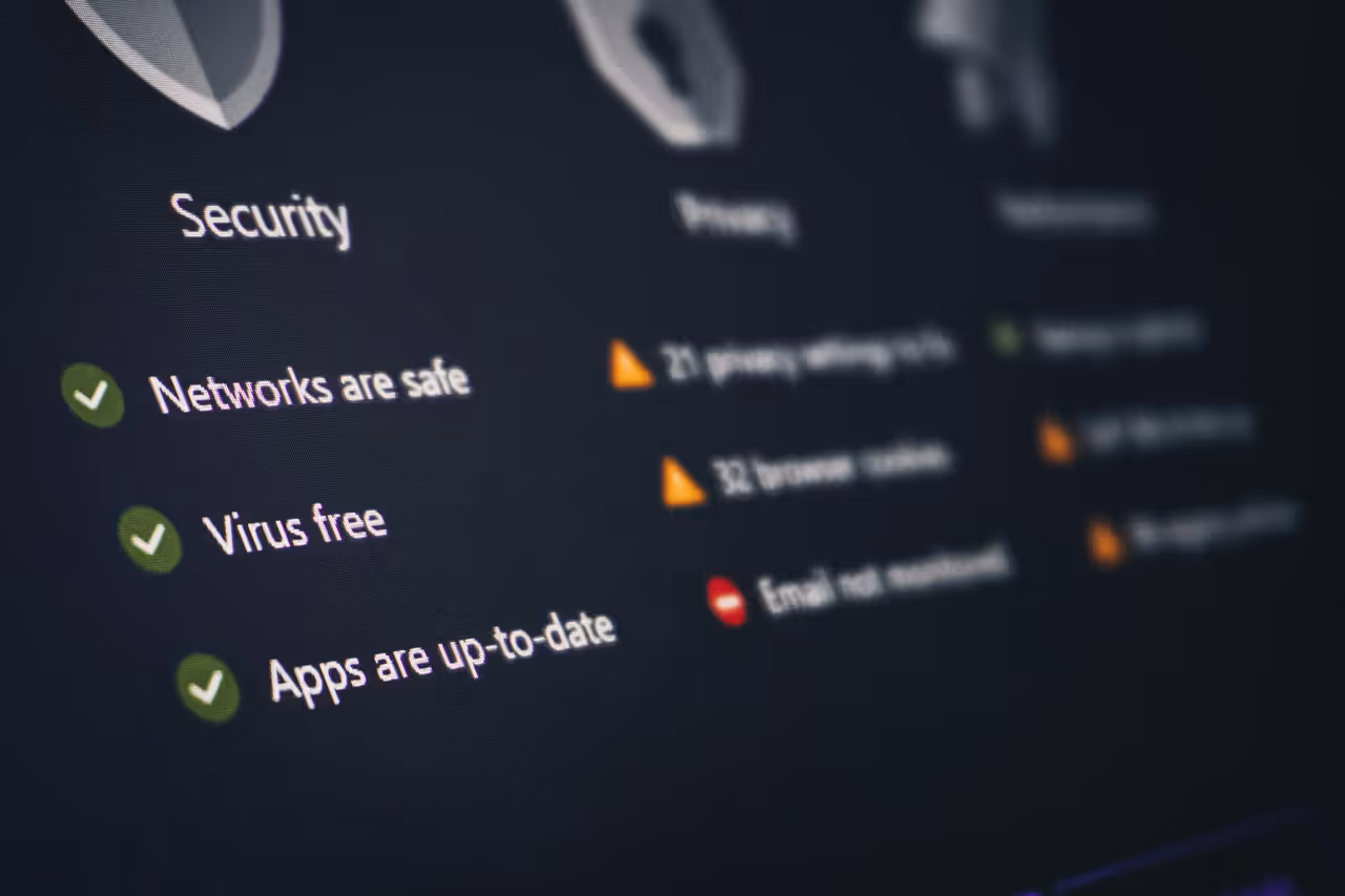 Painel de segurança e privacidade digital com status de proteção
