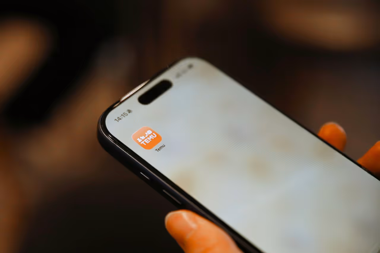 Pessoa segurando smartphone com ícone de marketplace de aplicativos