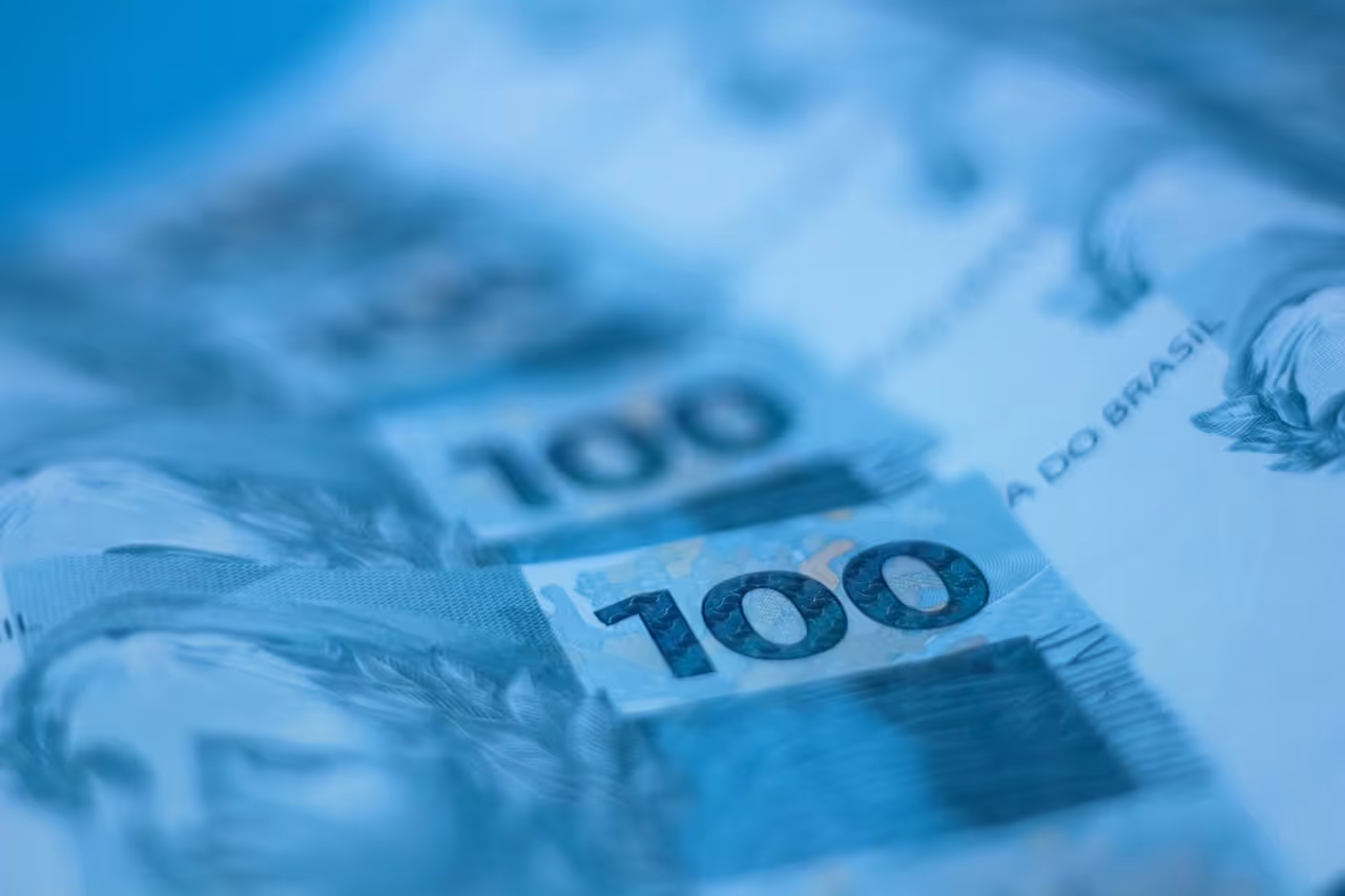 Gráfico de crescimento financeiro com notas de real brasileiro e ícone de calendário, representando antecipação de recebíveis