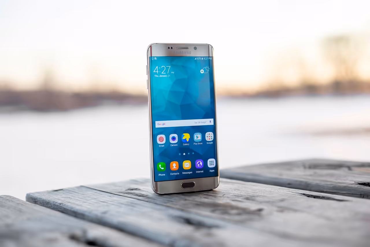 Smartphone exibindo tela de pagamento digital com ilustração de transferência financeira, representando instituição de pagamento