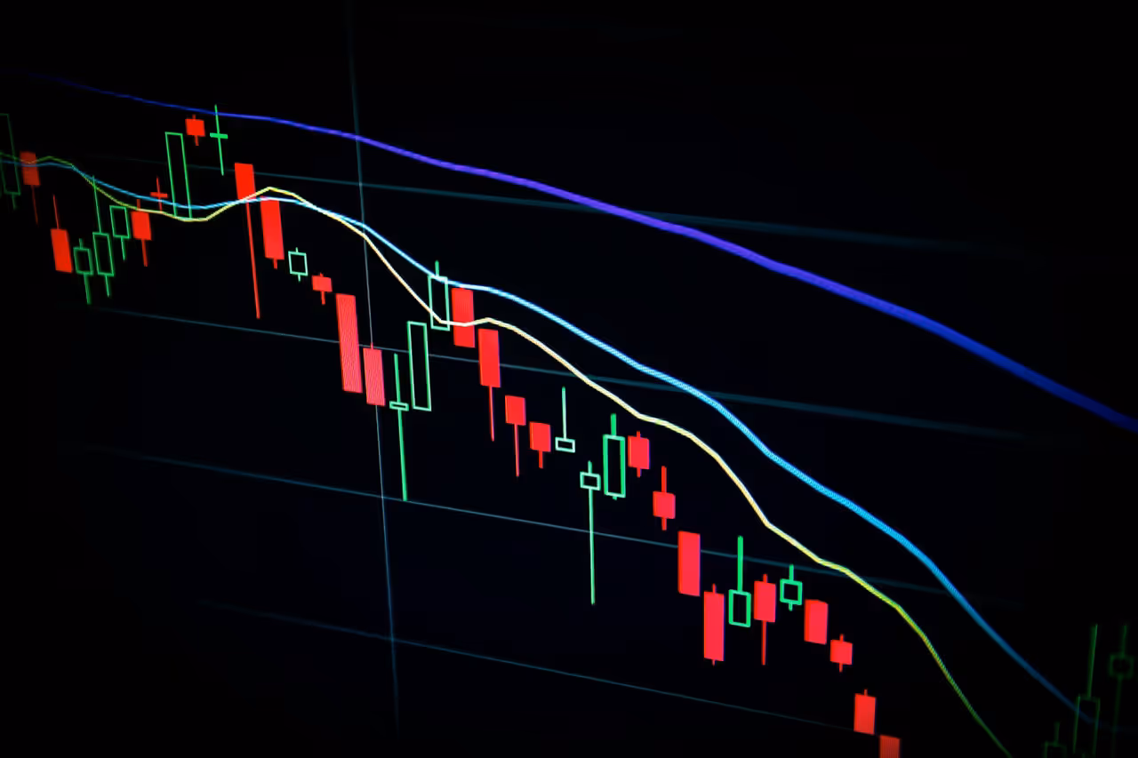Gráfico de barras comparando custo mensal do Asaas vs Cora em três cenários de volume de transação — Custo Real Nivelado (CRN)