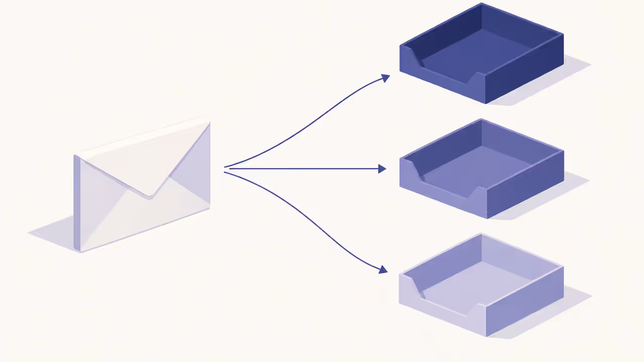 Ilustração de um envelope sendo separado em três bandejas, representando triagem automática de e-mail