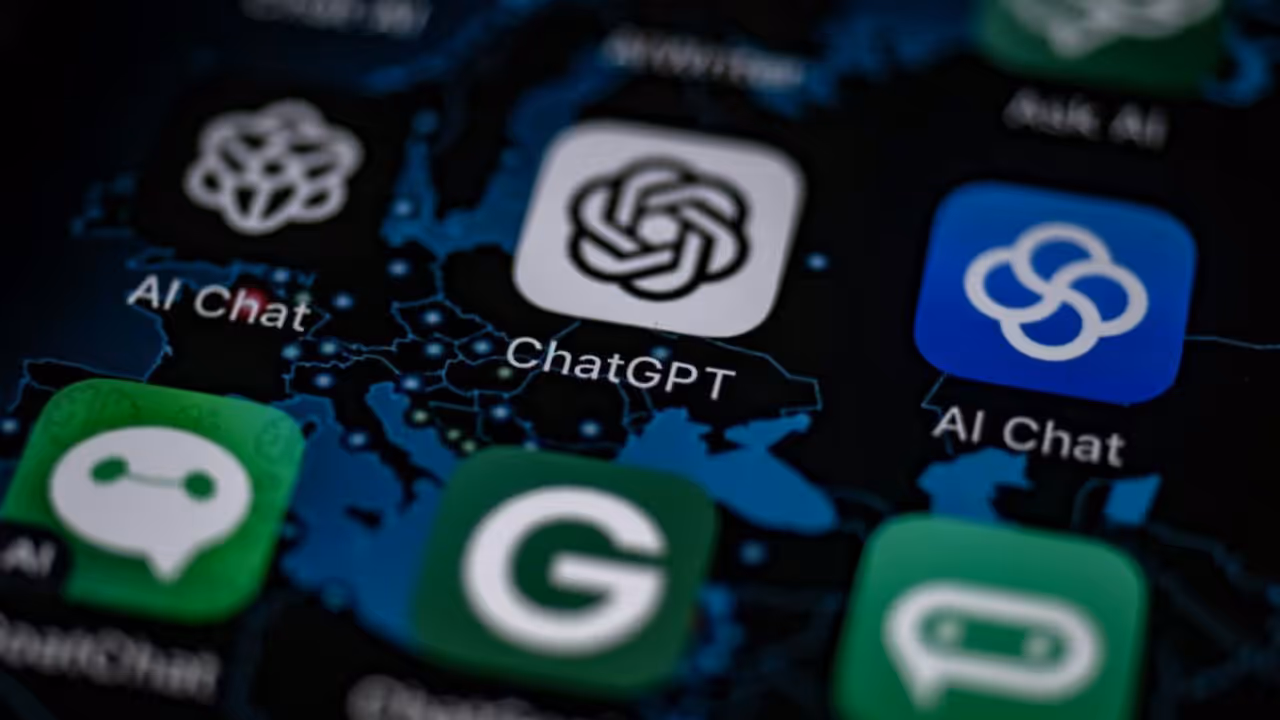 Ícone do ChatGPT entre aplicativos de inteligência artificial em uma tela