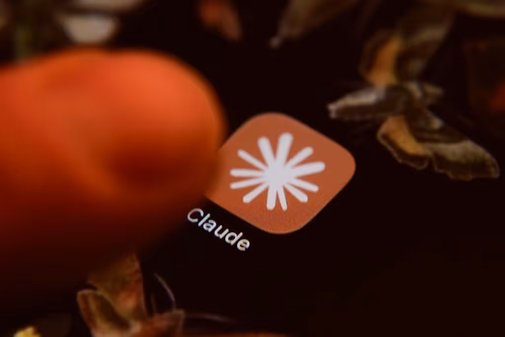 Ícone do aplicativo Claude exibido na tela de um celular