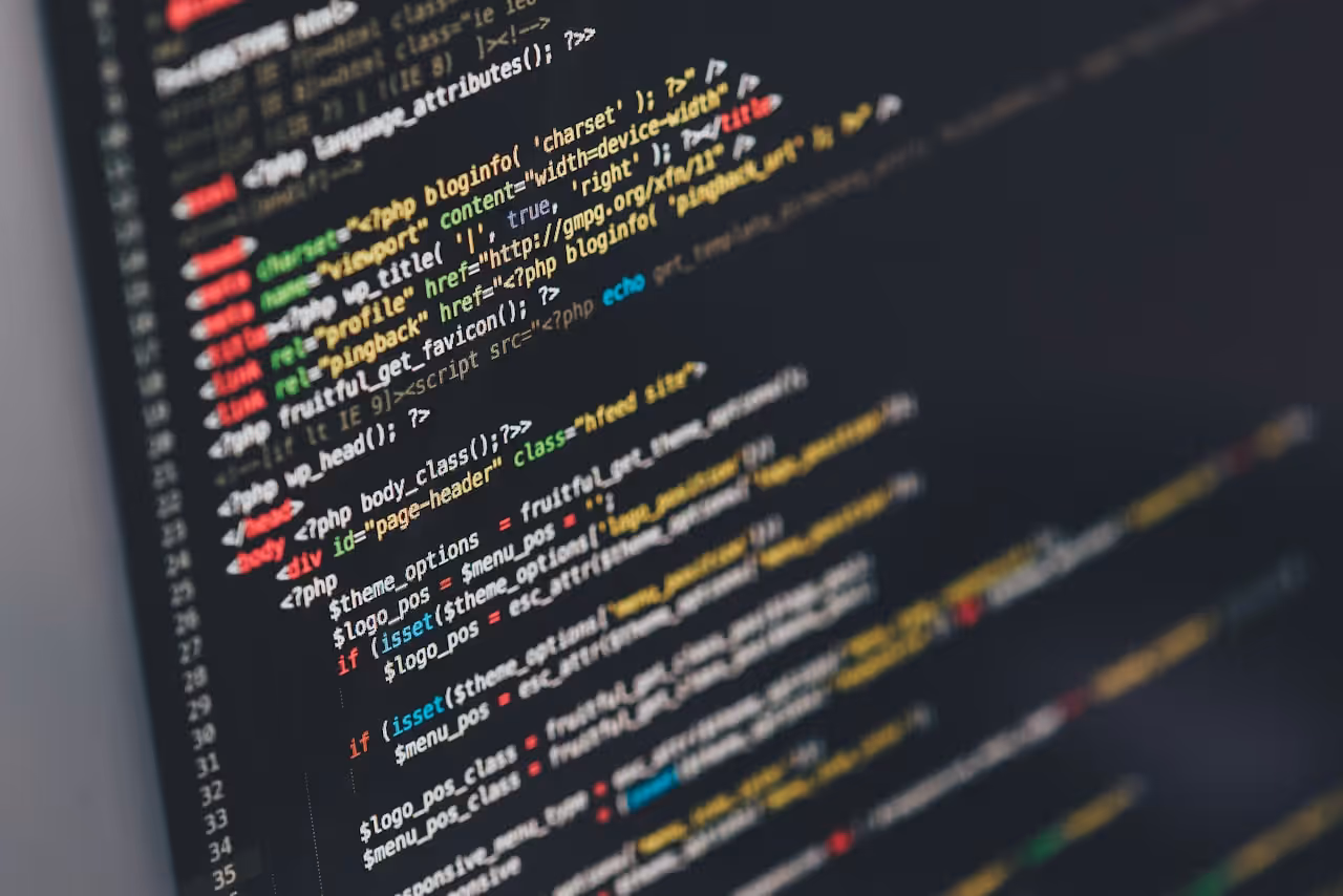 Código de programação Python em uma tela de computador, representando integração com API de desenvolvimento