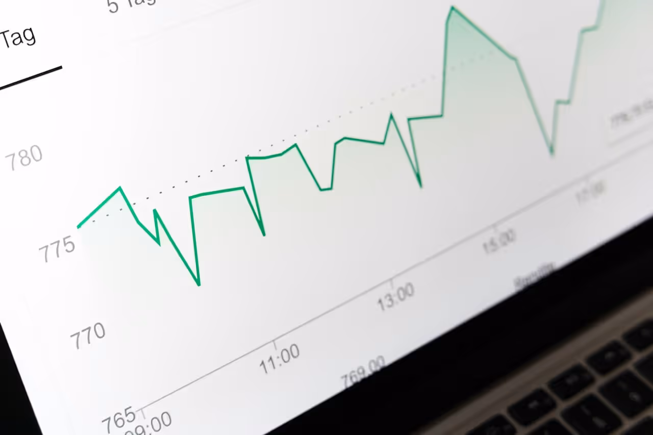 Gráficos de preços e planos em uma tela de computador, representando comparação de custos de serviços de tecnologia