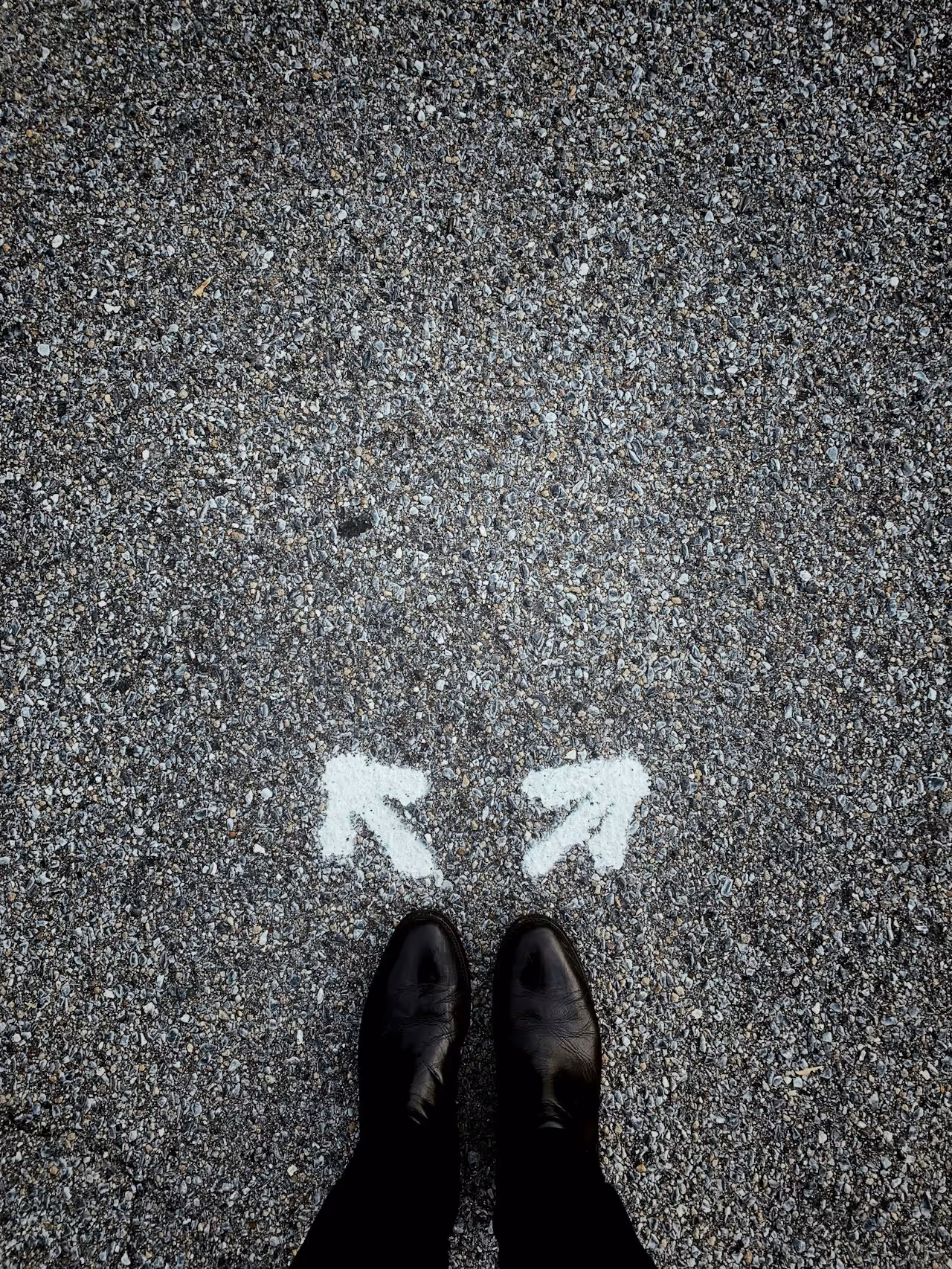 Pessoa escolhendo entre dois caminhos, representando decisão entre ElevenLabs e alternativas de API de voz