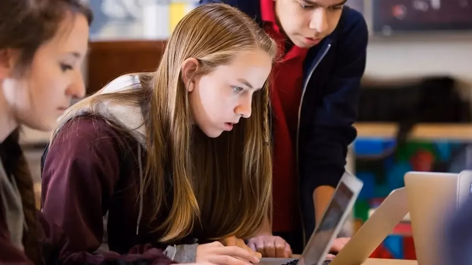 Estudo Pew revela uso e percepções de adolescentes sobre IA