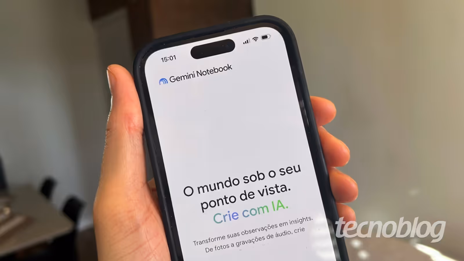 Mãos de uma pessoa trabalhando com um notebook e documentos para organizar ideias no fluxo de estudo e trabalho com IA.
