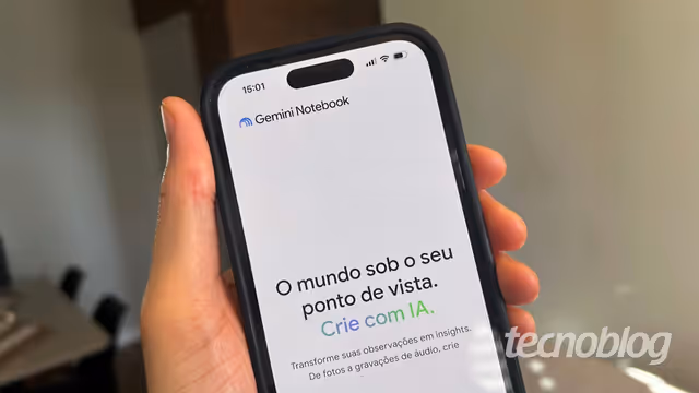 Mãos de uma pessoa trabalhando com um notebook e documentos para organizar ideias no fluxo de estudo e trabalho com IA.