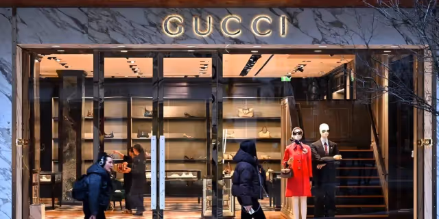 Gucci enfrenta rejeição por campanha de moda com IA