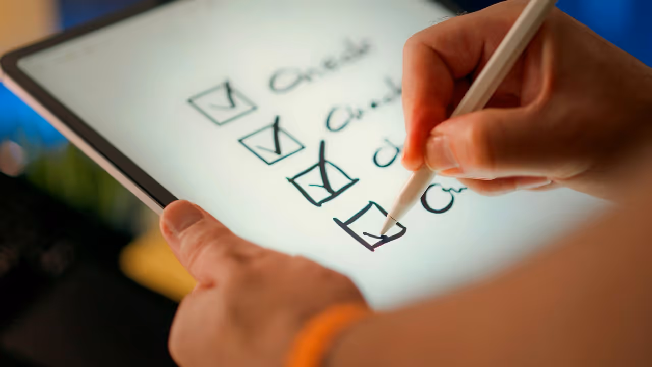 Checklist com itens marcados representando os 7 passos essenciais para avaliar e comprar um lifetime deal com segurança