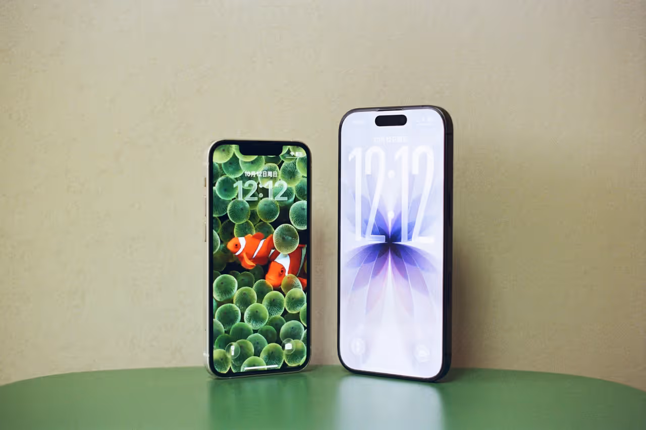 Dois smartphones com telas diferentes representando comparação entre plataformas de marketplace como AppSumo, PitchGround, Dealify e StackSocial
