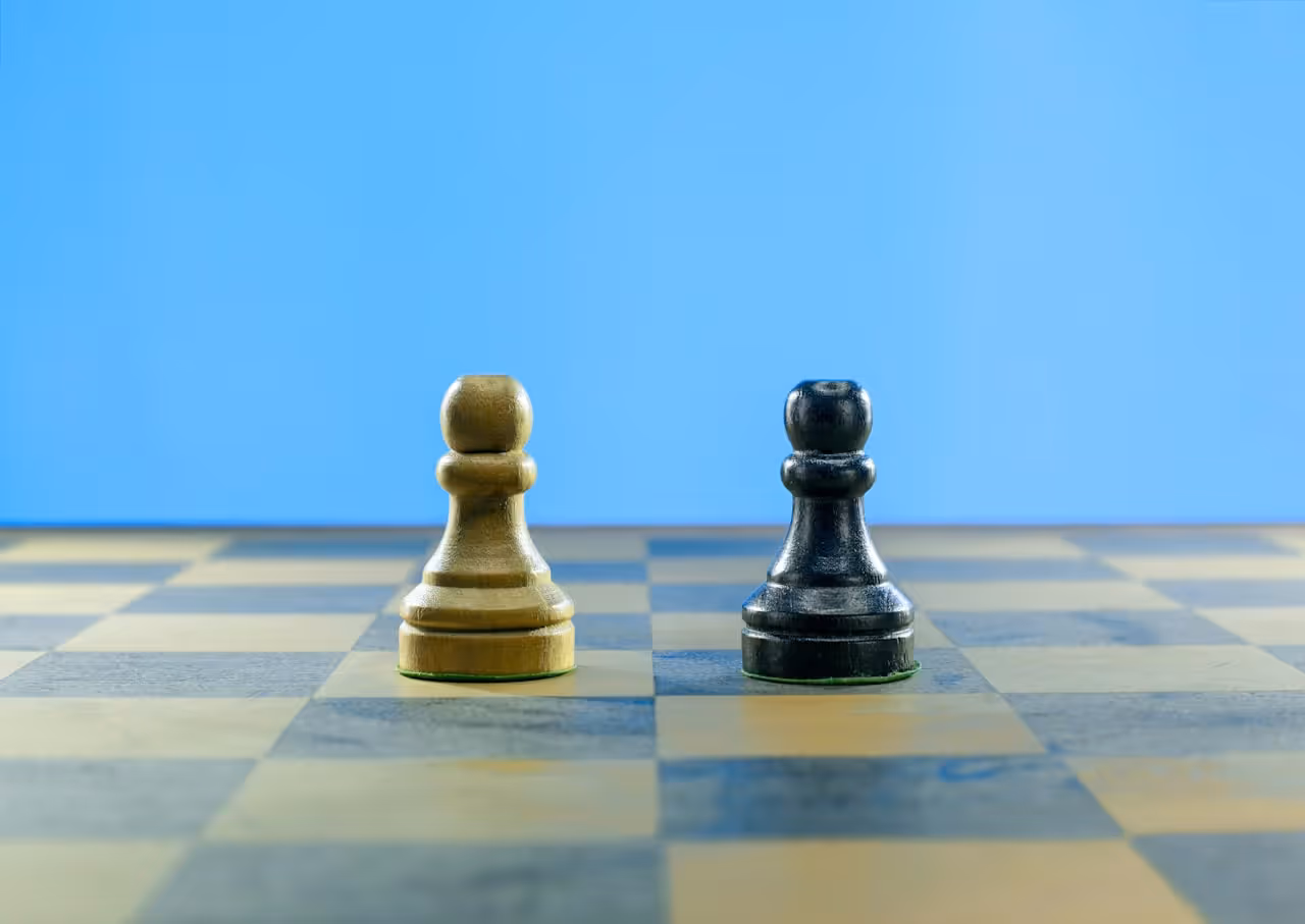 Comparacao entre provedores de hospedagem mostrando opcoes e alternativas para desenvolvedores brasileiros