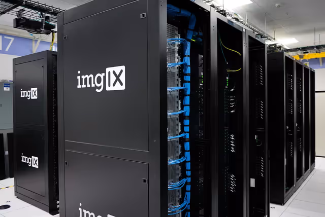 Hostinger e Bom? Review Completo da Hospedagem 2026 - banner editorial com servidores e infraestrutura de data center