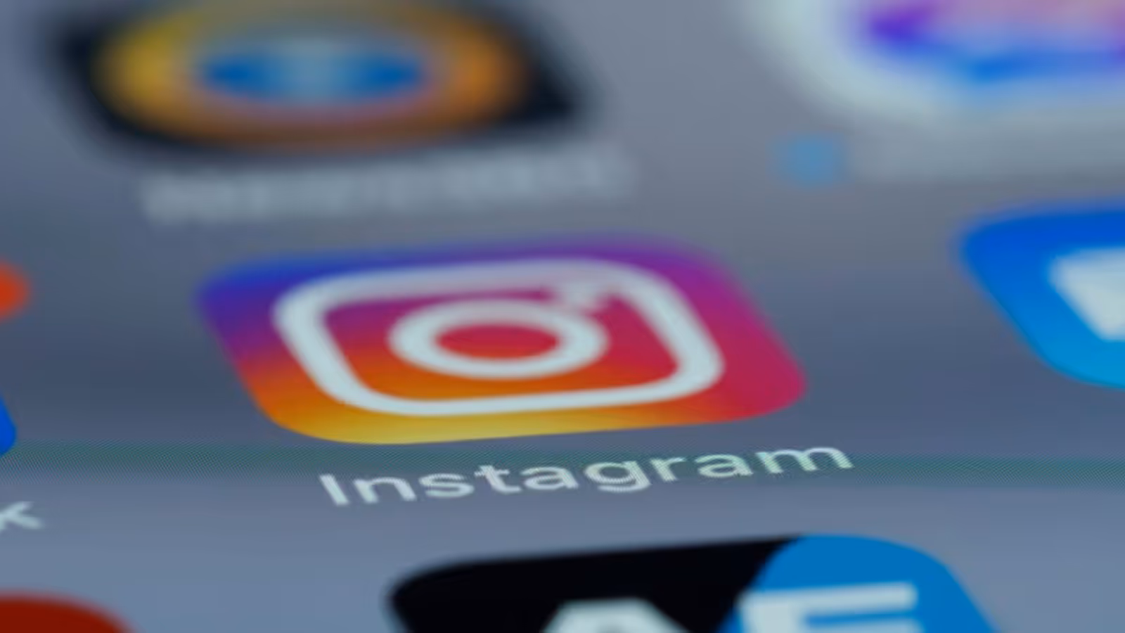 Instagram 2026 com inteligência artificial — visualização editorial do ecossistema da plataforma mostrando a IA como infraestrutura invisível
