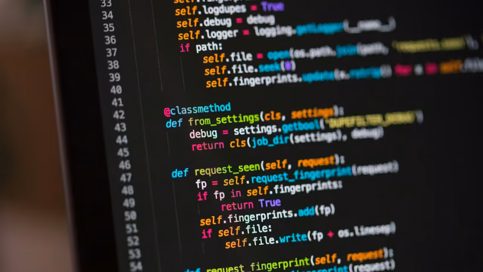 Tela de programação com código — automação n8n versus Make em 2026