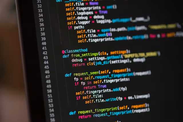 Tela de programação com código — automação n8n versus Make em 2026