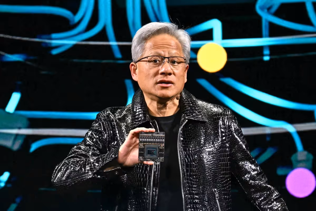 Jensen Huang, CEO da Nvidia, apresenta um chip durante a CES 2025