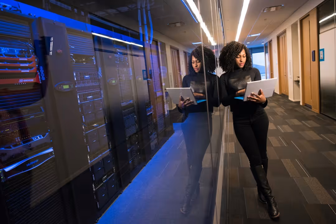 Infraestrutura cloud moderna com servidores e plataformas de deploy serverless