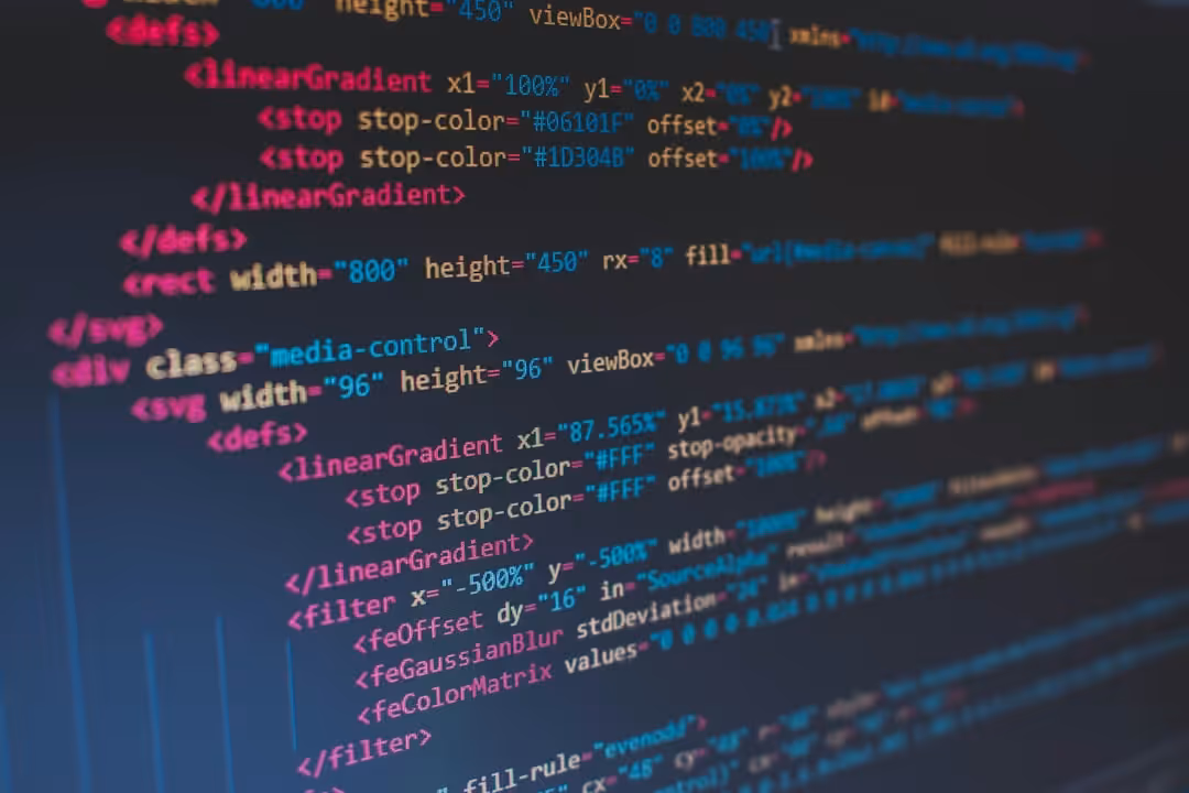 Desenvolvedor programando com Next.js e JavaScript em ambiente de desenvolvimento web moderno