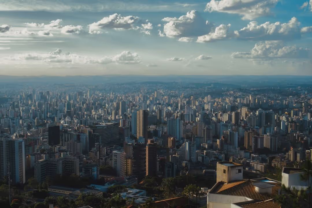 Comparativo de custos entre provedores VPS no Brasil mostrando diferença entre preço promocional e renovação